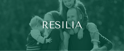 Rodzina na świeżym powietrzu, na zdjęciu napis RESILIA